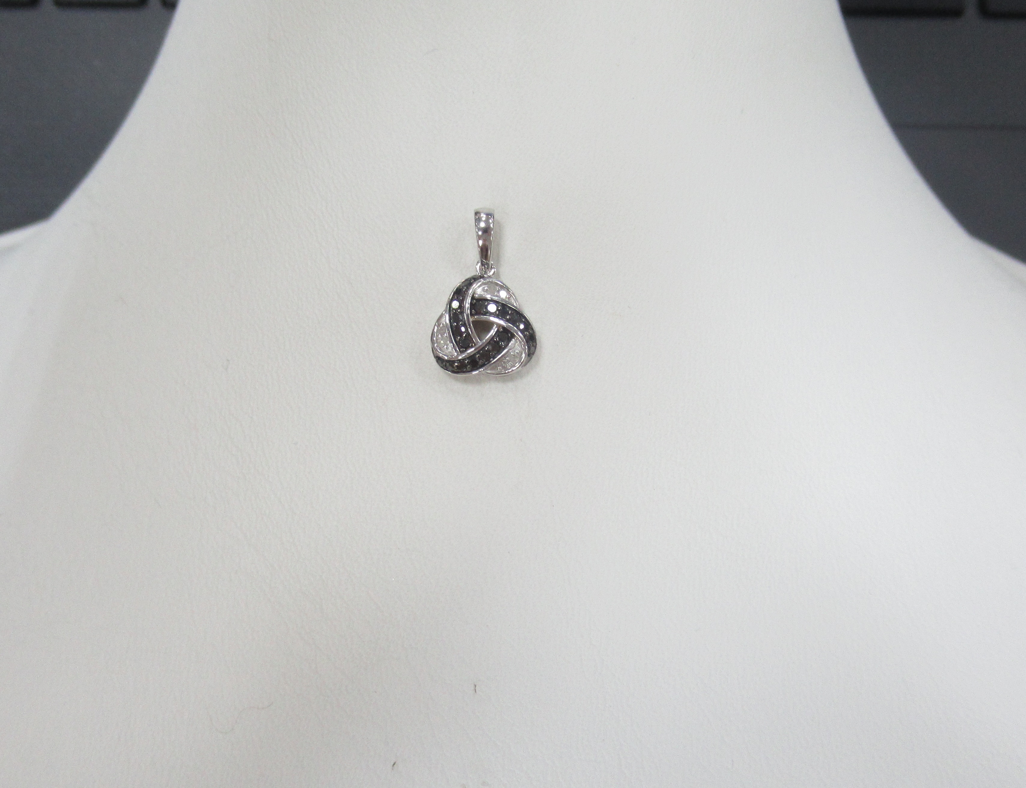 Серебряная подвеска с бриллиантами